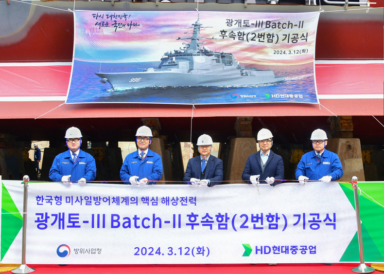  HD현대중공업이 12일(화) 울산 조선소 특수선 야드에서 차세대 이지스 구축함 2번함 기공식을 가졌다. (사진 왼쪽부터 HD현대중공업 특수선사업지원담당 송운성 상무, 특수선생산담당 김상철 상무, 방위사업청 함정사업부 이수용 팀장, 국방기술품질원 이지혁 선임연구원, HD현대중공업 특수선의장생산 담당 이광용 수석) ⓒ타임즈 