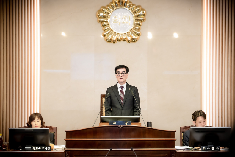 남양주시의회 이상기 부의장(사진 가운데)이 제301회 임시회 본회의 에서 개회식을 진행하고 있다. 1 ⓒ타임즈 