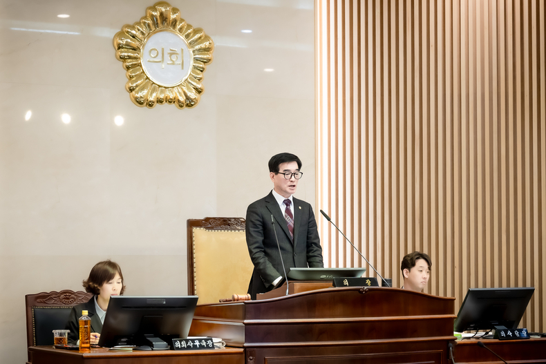 남양주시의회 이상기 부의장(사진 가운데)이 제301회 임시회 본회의 에서 개회식을 진행하고 있다. 2 ⓒ타임즈