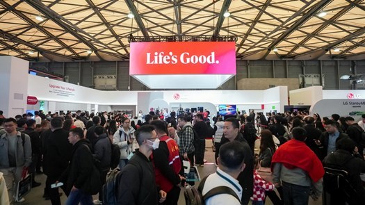 중국 최대 가전 박람회인 AWE 2024에서 LG전자가 마련한 전시 부스에 관람객들이 북적이고 있다. 1 ⓒ타임즈 