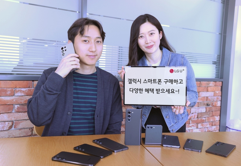 사진은 LG유플러스 직원들이 갤럭시 AI 업데이트 대상 스마트폰 구매 혜택을 소개하고 있는 모습. ⓒ타임즈