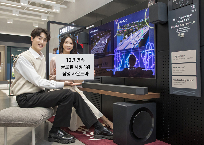 삼성전자 모델이 사운드바 10년 연속 글로벌 시장 1위 달성을 기념하며, 2024년형 사운드바 'HW-Q990D'와 2024년형 Neo QLED 8K 제품을 소개하고 있다. 2 ⓒ타임즈 