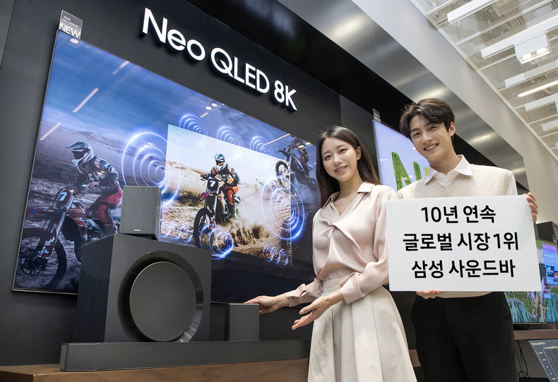 삼성전자 모델이 사운드바 10년 연속 글로벌 시장 1위 달성을 기념하며, 2024년형 사운드바 'HW-Q990D'와 2024년형 Neo QLED 8K 제품을 소개하고 있다. 3 ⓒ타임즈 