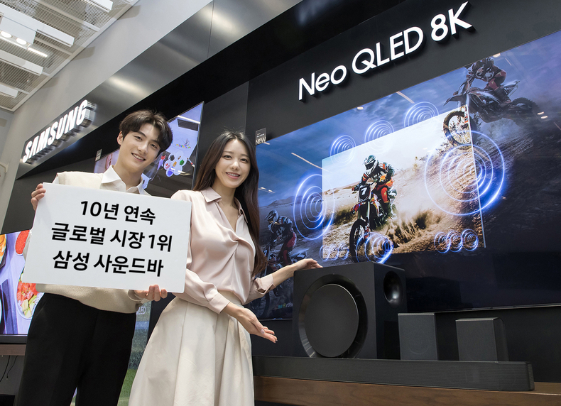 삼성전자 모델이 사운드바 10년 연속 글로벌 시장 1위 달성을 기념하며, 2024년형 사운드바 'HW-Q990D'와 2024년형 Neo QLED 8K 제품을 소개하고 있다. 4 ⓒ타임즈 