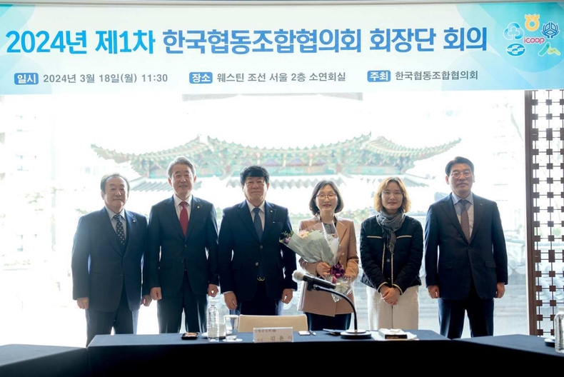 사진. 18일(월) 서울 조선호텔에서 열린 ‘2024년 제1차 한국협동조합협의회 회장단 회의’에 참석한 관계자들이 기념촬영을 하고 있다. ⓒ타임즈<br>
■ 사진설명<br>
사진. 18일(월) 서울 조선호텔에서 열린 ‘2024년 제1차 한국협동조합협의회 회장단 회의’에 참석한 관계자들이 기념촬영을 하고 있다. (좌측부터) 김인 새마을금고중앙회장, 강호동 농협중앙회장, 김윤식 신협중앙회장, 김정희 아이쿱생협연합회장, 신미경 아이쿱생협연합회 부회장, 최창호 산림조합중앙회장