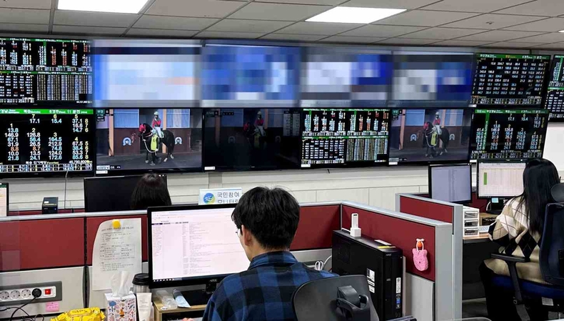 (부정기1)(사진)불법경마 모니터링 현장 ⓒ타임즈