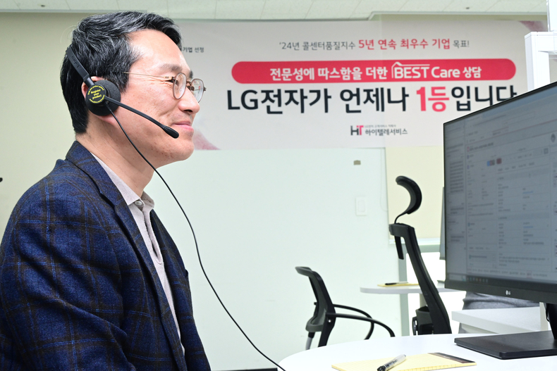 LG전자 조주완 CEO가 지난 18일 고객상담서비스 자회사 하이텔레서비스를 방문해 최근 AI 기술을 접목해 고객 대응 속도와 정확도를 높인 통합상담 시스템 ‘스마일플러스’ 등 AI 솔루션을 챙기는 한편, 상담 컨설턴트와 동석해 상담 서비스를 체험하며 생생한 고객의 목소리(VOC, Voice of Customer)를 들었다. ⓒ타임즈 