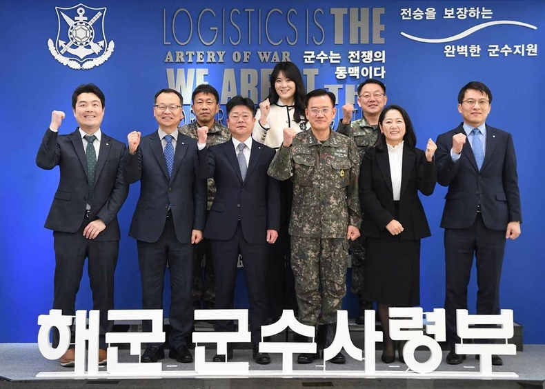 업무협약식(2) ⓒ타임즈<br>
<사진은 지난 19일 해군군수사령부에서 열린 업무협약식에서 관계자들이 기념촬영을 하고 있는 모습>