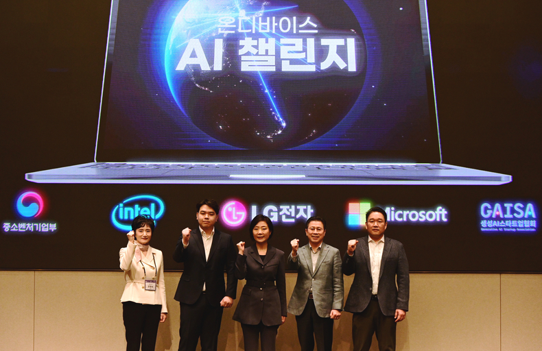 (왼쪽부터) 권명숙 인텔코리아 대표이사, 이세영 생성AI스타트업협회장, 오영주 중소벤처기업부 장관, 장익환 LG전자 BS사업본부장, 조원우 한국마이크로소프트 대표이사 ⓒ타임즈 