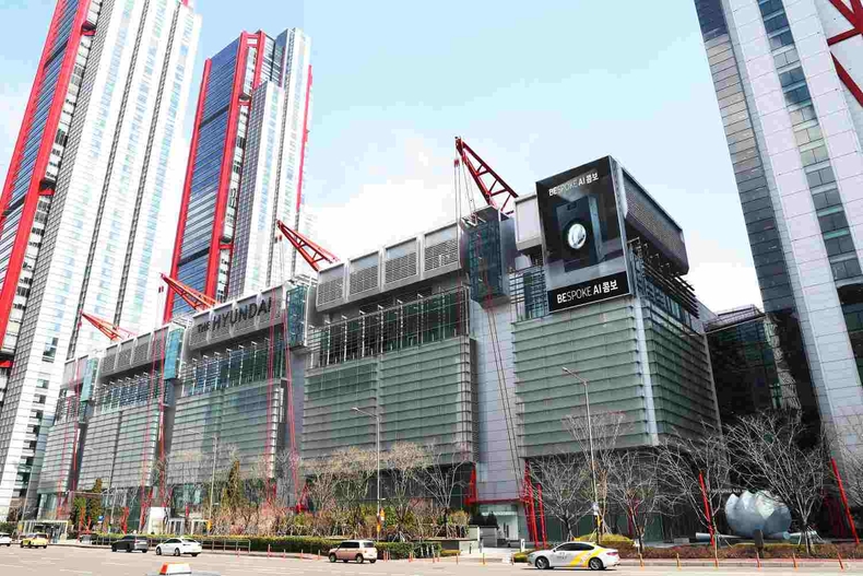 비스포크 AI콤보 옥외광고_더현대서울 ⓒ타임즈<br>
1 수도권 지하철 신분당선 강남역 역사에 삼성전자 '비스포크 AI 콤보' 디지털 옥외광고가 게재된 모습