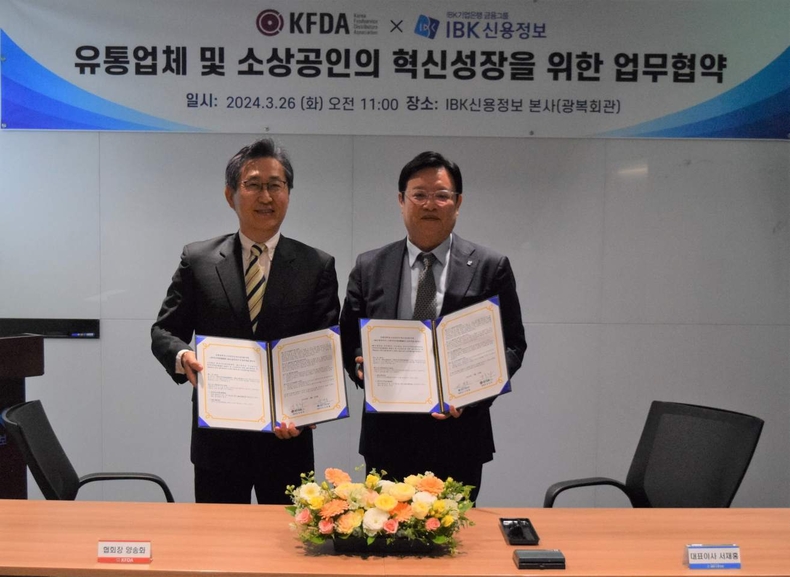 업무협약식1 ⓒ타임즈<br>
<한국식자재유통협회 양송화 협회장(왼쪽)과, IBK신용정보 서재홍 대표이사(오른쪽)이 기념촬영을 하고 있는 모습>