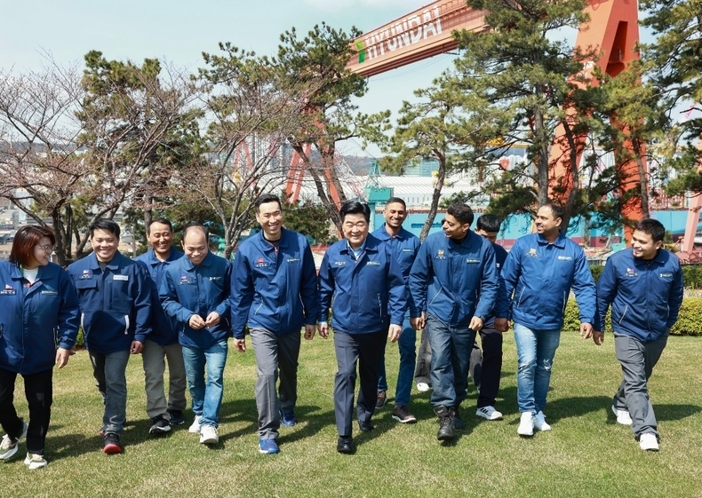 HD현대 권오갑 회장이 27일(수) 울산 HD현대중공업 영빈관에서 오찬 간담회에 참석한 외국인 근로자들과 산책을 하며 담소를 나누고 있다. ⓒ타임즈 