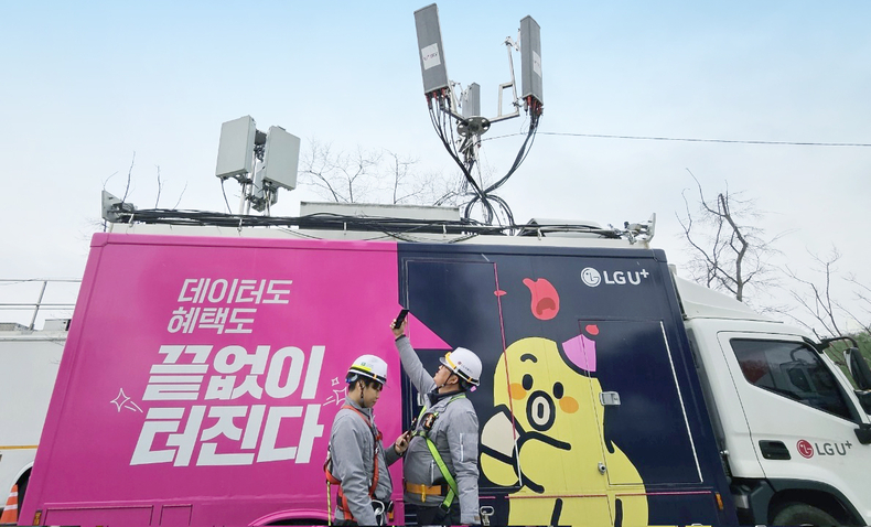 LG유플러스(대표 황현식, www.lguplus.com)가 전국 봄꽃 축제 현장에서 고객들이 안정적인 통신 서비스를 이용할 수 있도록 사전 준비를 마쳤다. 사진은 여의도 봄꽃축제에 앞서 LG유플러스 임직원이 이동차량 기지국 앞에서 네트워크를 점검하는 모습. ⓒ타임즈 