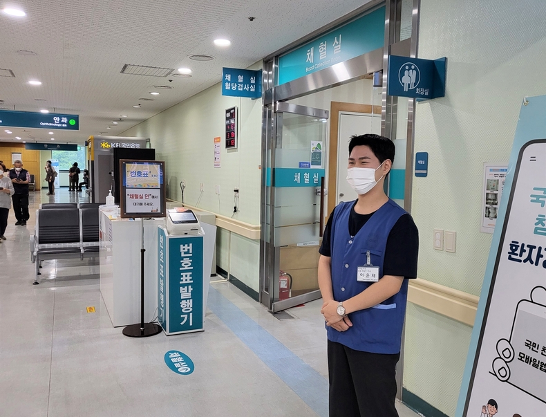 분당제생병원에서 어르신을 위해 채혈실에서 활동하는 자원봉사자 ⓒ타임즈 