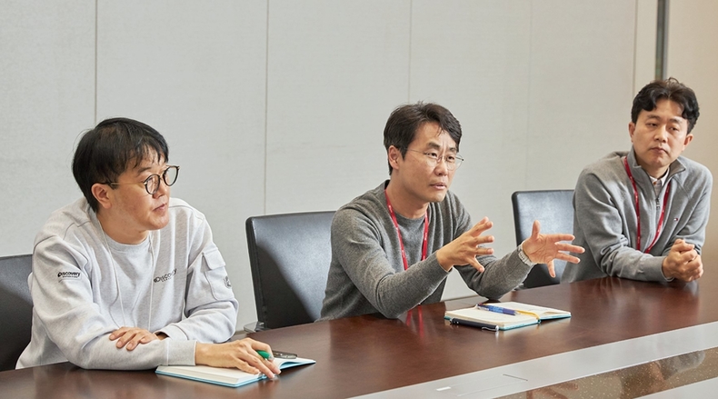 소재 재활용 분과 송환욱 TL, 송부섭 팀장, 정용준 TL(왼쪽부터)이 소재 재활용 기술과 관련해 회의하고 있다. ⓒ타임즈 