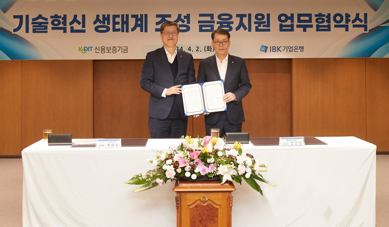 사진은 지난 4월 2일 기업은행 본점에서 열린 ‘기술혁신 생태계 조성 금융지원 업무협약식’에서 김성태 IBK기업은행 은행장(오른쪽)과 최원목 신용보증기금 이사장(왼쪽)이 기념촬영을 하고 있는 모습 ⓒ타임즈 