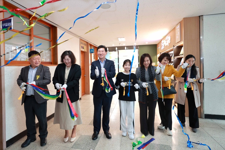 이상일 용인특례시장이 3일 성산초 작은도서관 개관식에서 기념컷팅을 하고 있다. ⓒ타임즈 