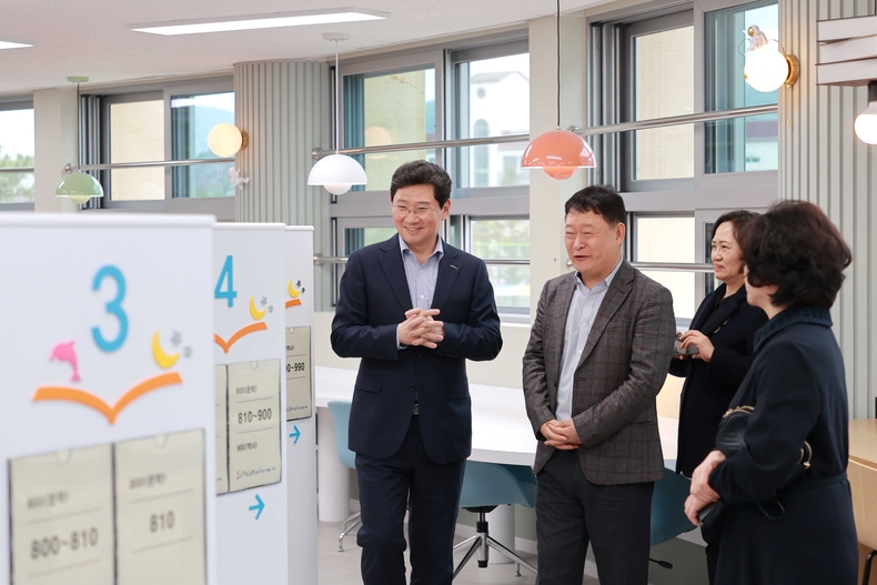 이상일 용인특례시장이 성산초 작은도서관 내부를 둘러보고 있다. ⓒ타임즈 