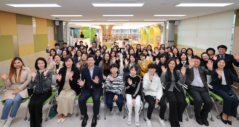 이상일 용인특례시장이 3일 성산초 작은도서관 개관식에 참석해 관계자, 학생들과 기념사진을 촬영하고 있다. ⓒ타임즈 
