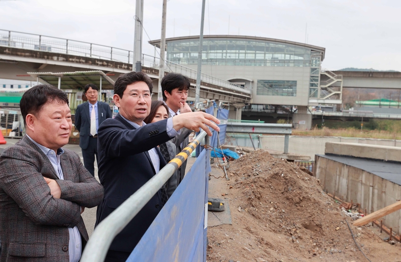 이상일 용인특례시장이 성산초 인근 신설도로를 살펴보며 애로사항을 청취하고 있다. ⓒ타임즈 