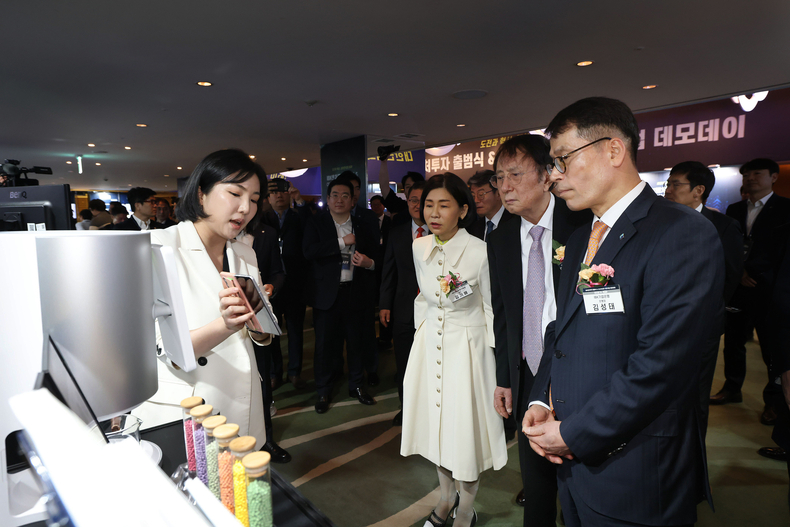 사진은 4일 인터컨티넨탈 서울 코엑스에서 열린 ‘IBK벤처투자 출범식 & CES 혁신상 수상기업 데모데이’에서 김성태 IBK기업은행 은행장이 CES 수상기업 부스투어에 참여하고 있는 모습 1 ⓒ타임즈 