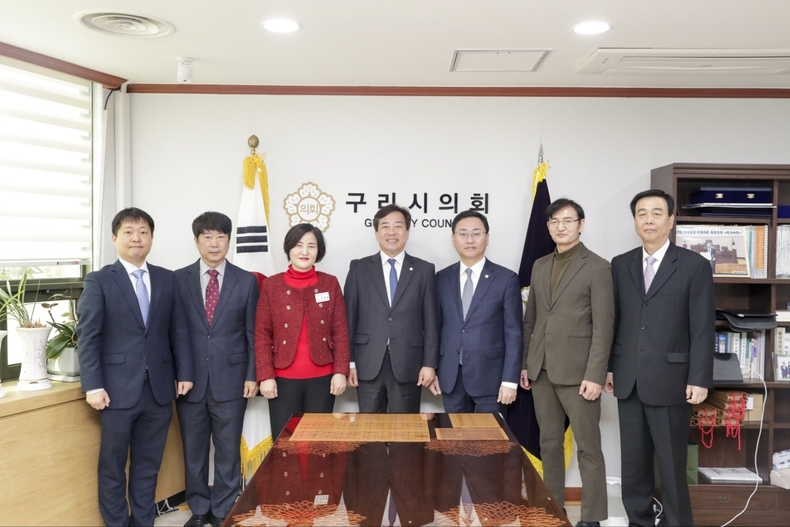 4월 4일 의장실에서 위촉식을 가지고, 구리시 2023회계연도 결산검사 위원들에게 위촉장을 전달했다. ⓒ타임즈 