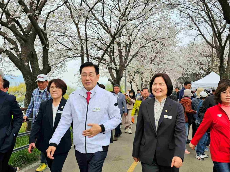 전진선 양평군수는 양평읍민의 날 45주년을 기념하기 위한 제7회 갈산누리 봄 축제 참석 사진(1), 타임즈