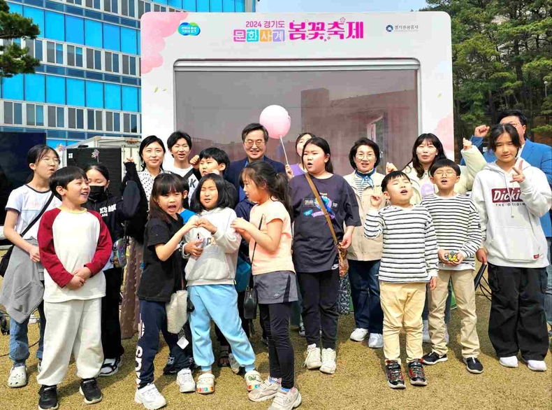 봄꽃과 함께하는 보이는 라디오에서 어린이들과 사진을 찍고 있다(8) ⓒ타임즈