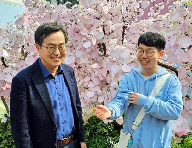 김동연 경기도지사는 2024 경기도 문화사계 봄꽃축제 참석하여 도민들과 사진촬영을 하고 있다(3) ⓒ타임즈