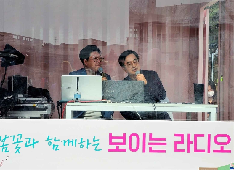 봄꽃과 함께하는 보이는 라디오에서 방송을 하고 있다(7) ⓒ타임즈