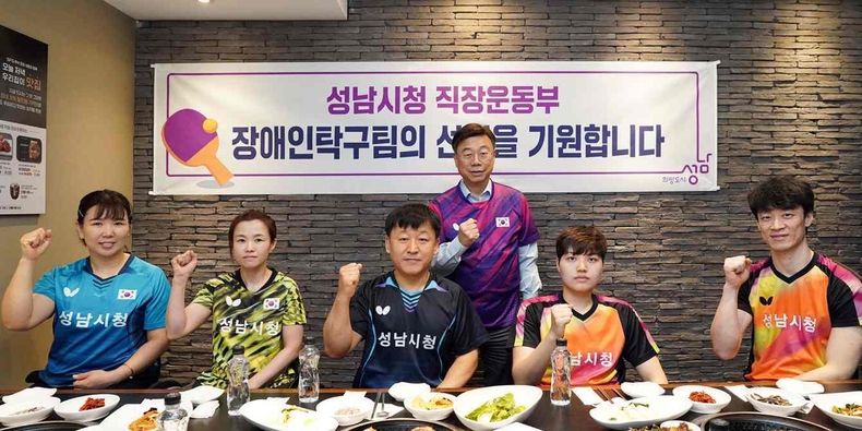 왼쪽부터 문성혜 선수, 안미현 선수, 김병영 감독, 윤지유 선수, 전태병 선수 ⓒ타임즈
