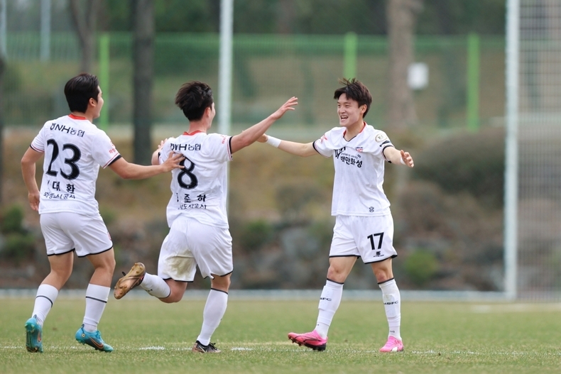 화성FC 임창석 선수가 지난 3월 30일(토) 오후 3시 대전월드컵 보조경기장에서 열린 대전코레일FC와의 경기에서 골을 기록한 후 팀 동료와 기쁨을 나누고 있다 (1) ⓒ타임즈 