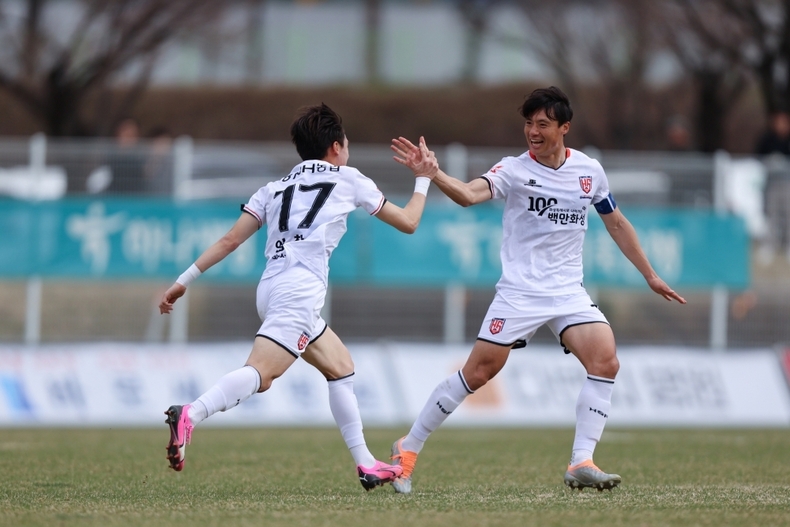 화성FC 임창석 선수가 지난 3월 30일(토) 오후 3시 대전월드컵 보조경기장에서 열린 대전코레일FC와의 경기에서 골을 기록한 후 팀 동료와 기쁨을 나누고 있다 (2) ⓒ타임즈 