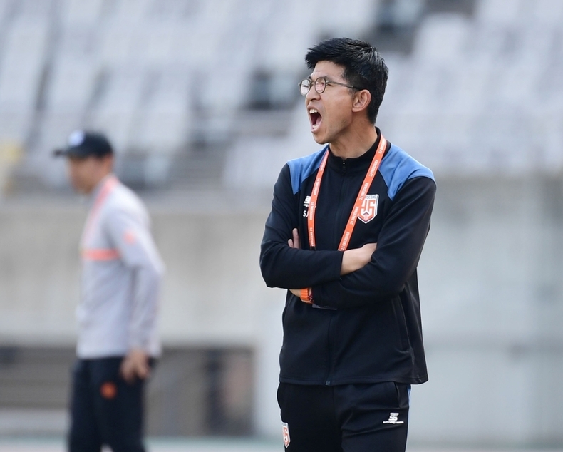 화성FC 주승진 감독이 선수들을 향해 작전을 지시하고 있다 ⓒ타임즈 