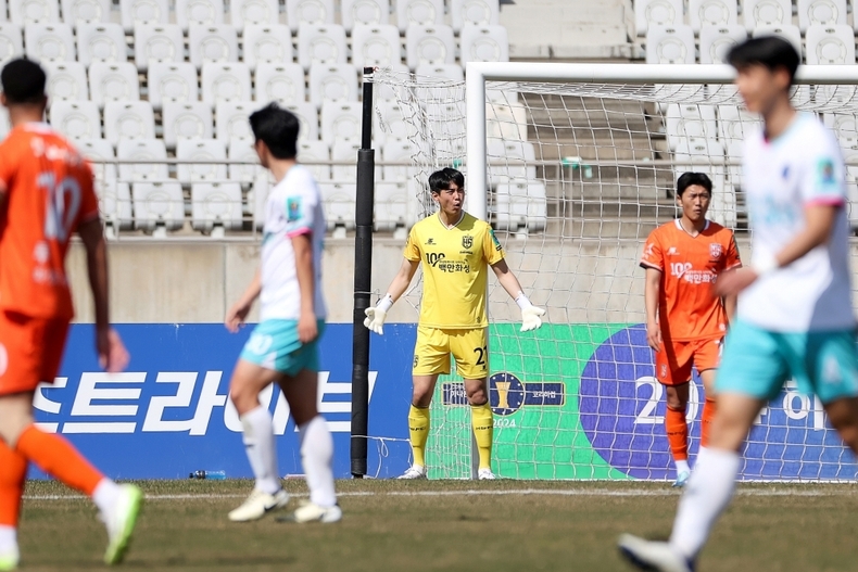 화성FC 김진영 골키퍼가 동료선수들에게 힘을 불어넣고 있다 ⓒ타임즈 