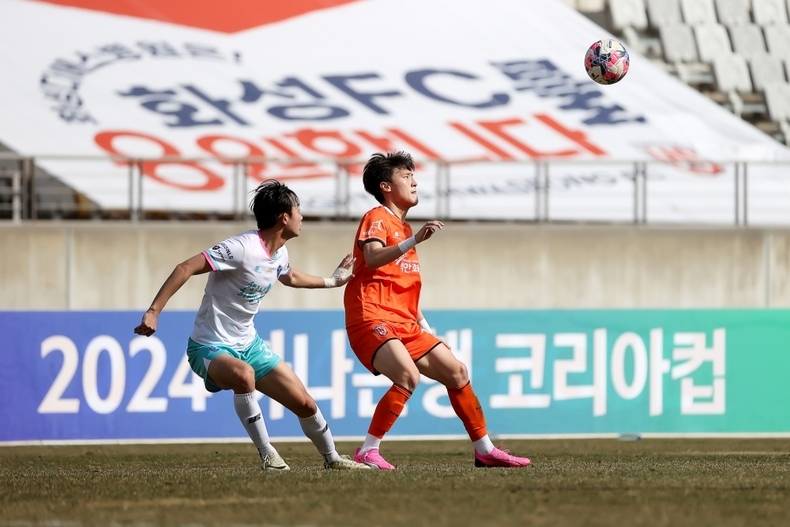 화성FC 임창석 선수가 상대 선수와 볼경합을 하고 있다 ⓒ타임즈 