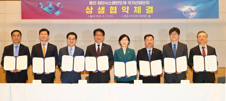 이상일 용인특례시장이 상생협약체결식에서 협약에 참여한 각 기관 대표들과 기념촬영을 하고 있다. ⓒ타임즈 