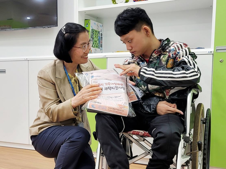 수원시가족여성회관이 오는 9월까지 ‘편의복 제작·지원 사업’을 추진하고 있는 가운데 한 장애인이 회관이 리폼·수선한 편의복을 전달받고 있다. (사진=수원도시공사 제공) ⓒ타임즈 