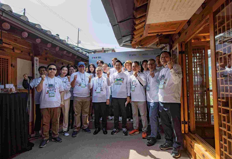 (사진1) 서울 도심 등산관광센터(북악산점) 개관식에 참가한 주요 내빈들이 포즈를 취하고 있다.