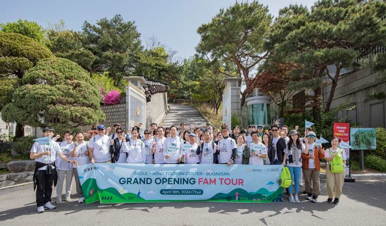 (사진4) 서울 도심 등산관광센터(북악산점) 개관식 부대행사로 내빈들이 김미곤 대장과 함께 북악산 탐방전 단체사진을 촬영하고 있다 ⓒ타임즈