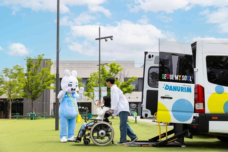 (대표사진) 서울다누림관광 미니밴과 휠체어를 사용하는 관광객 ⓒ타임즈