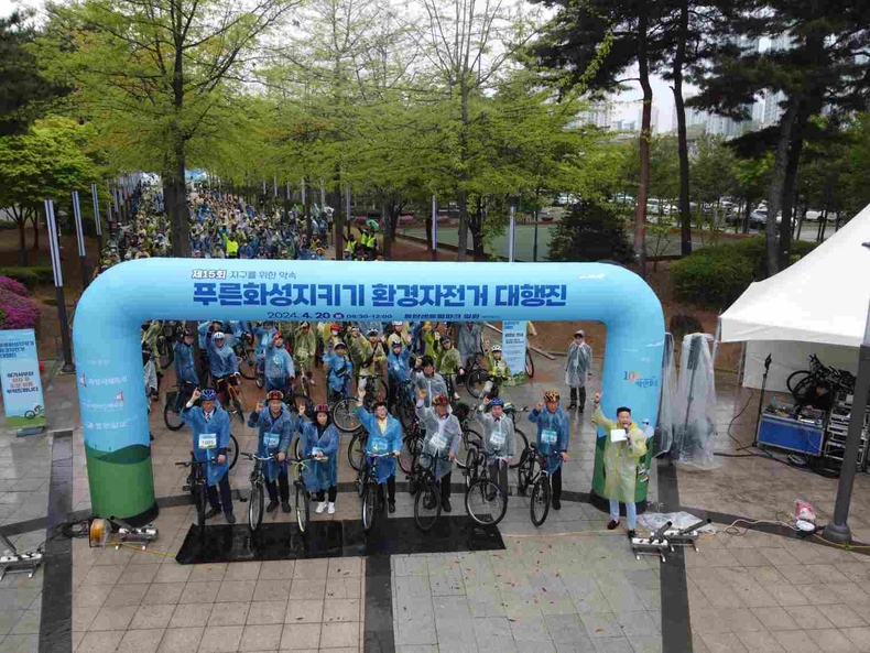 사진1)푸른화성지키기 환경자전거 대행진 출발선에 선 단체 모습 ⓒ타임즈