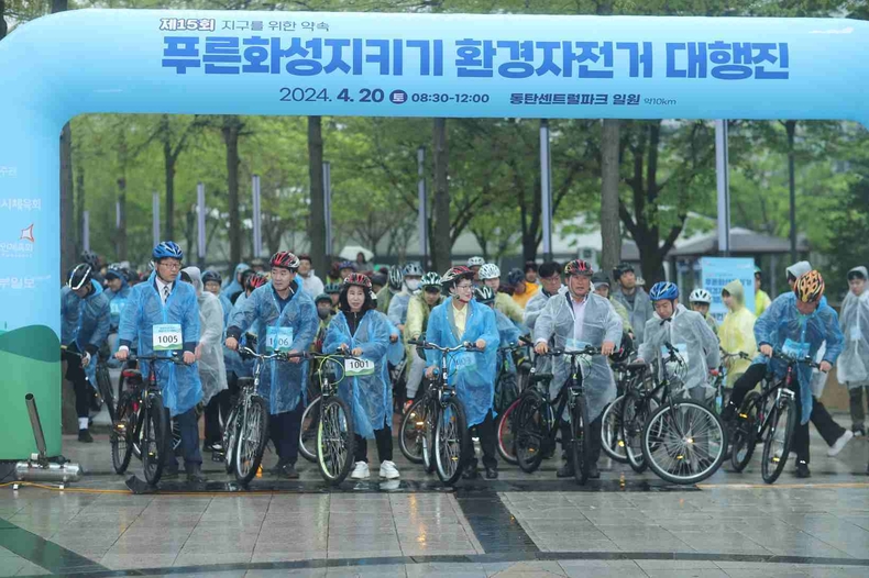 사진3) 푸른화성지키기 환경자전거 대행진 출발선에 선 화성시의원들과 관계자 ⓒ타임즈