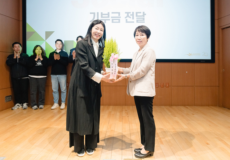 성남문화재단 서정림 대표이사(사진 왼쪽)가 ESG경영 선포식에서 지역 기관에 성금을 전달 ⓒ타임즈 
