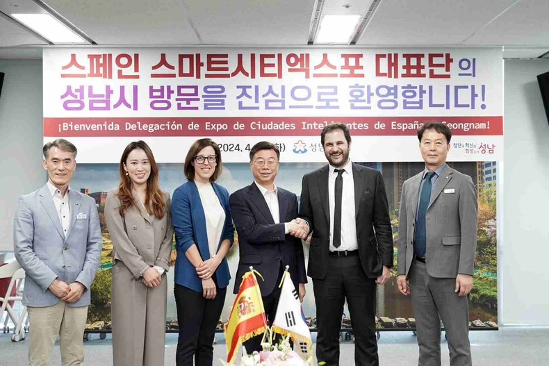 스마트도시과-신상진 시장이 23일 시청을 방문한 스페인스마트시티 엑스포 대표단과 함께 기념사진을 찍고 있다(1) ⓒ타임즈