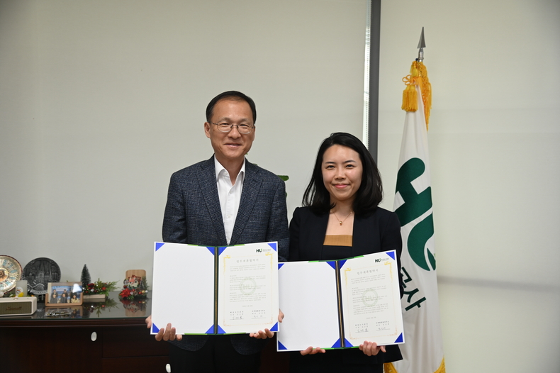 업무협약서를 들고 있는 김근영 사장(좌)과 로앤탑 법률사무소 전선애 대표 변호사(우) 사진(화성도시공사 제공) ⓒ타임즈 