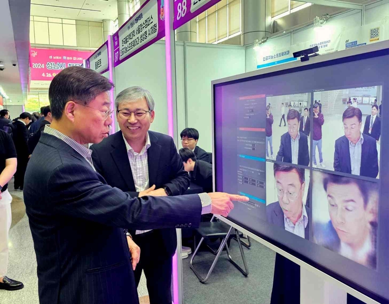 2024년 성남시 채용박람회'를 개최 현장에 신신진 시장이 업체 방문하여 설명을 듣고 있다.(2) ⓒ타임즈