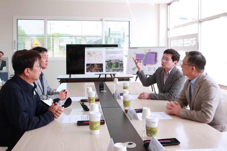 11-1. 이상일 용인특례시장이 지난 27일 박상우 국토교통부장관, 이한준 한국토지주택공사 사장과 만나 용인 첨단시스템반도체 국가산업단지 현안을 점검했다 ⓒ타임즈