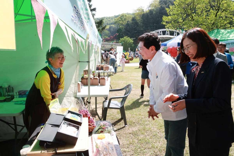 이상일 용인특례시장이 27일 용인농촌테마파크에서 열린 축제에서 부스 참가한 농가 관계자와 인사를 나누고 있다 ⓒ타임즈