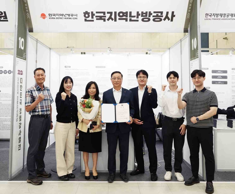 가운데 한국지역난방공사 김좌열 상임감사위원 ⓒ타임즈